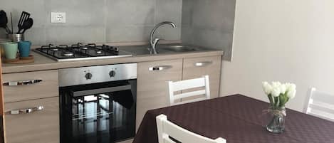 Kühlschrank, Mikrowelle, Ofen, Kochgeschirr/Geschirr/Besteck