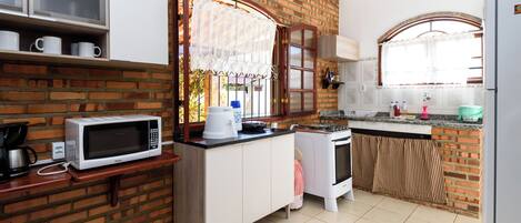 Kylskåp, mikrovågsugn, ugn och spishäll