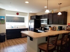 Micro-ondes, lave-vaisselle, cafetière/bouilloire, chaise haute