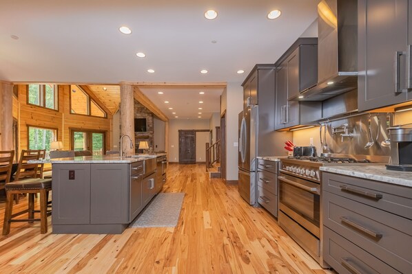 Casa, varias camas, hidromasaje | Cocina privada | Refrigerador, microondas, parrilla de estufa y lavavajillas 