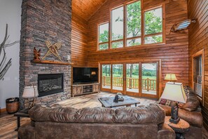 Casa, varias camas, hidromasaje, vista a la montaña | Área de sala de estar | Chimenea