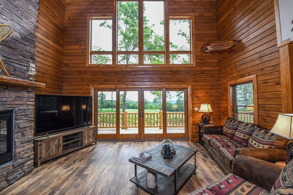 Casa, varias camas, hidromasaje, vista a la montaña | Sala de estar | Chimenea