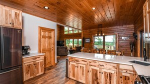Maison, Plusieurs lits, baignoire à remous, vue sur la montagne | Cuisine privée