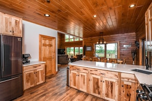 Maison, Plusieurs lits, baignoire à remous, vue sur la montagne | Cuisine privée | Réfrigérateur, four à micro-ondes, surface de cuisson, lave-vaisselle