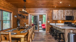 Maison, Plusieurs lits, baignoire à remous, vue sur la montagne | Cuisine privée