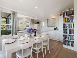 Dining - Wharewaka Hideaway - Wharewaka Holiday Home (Wharewaka)