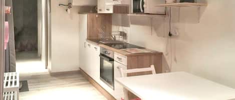Geladeira, micro-ondas, fogão, cooktop
