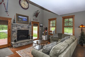 House, Multiple Beds, Hot Tub | Living room | Fireplace - Harley's Hideaway (Oakland)