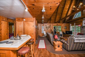 独立别墅, 多张床, 热水浴缸 | 客厅 | 壁炉