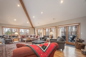 Ferienhaus, Mehrere Betten, Whirlpool | Wohnzimmer | Kamin