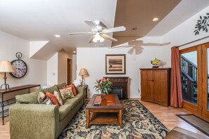 Hus, flere senger, spabadekar, fjellutsikt | Oppholdsrom | Peis