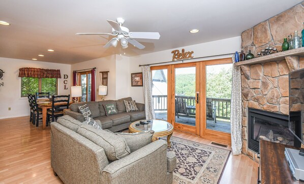 Huis, meerdere bedden, hot tub, uitzicht op bergen | Woonkamer | Een open haard