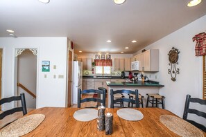 House, Multiple Beds, Hot Tub, Mountain View | Private kitchen