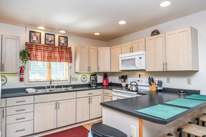 House, Multiple Beds, Hot Tub, Mountain View | Private kitchen | Fridge, microwave, stovetop, dishwasher