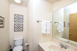 House, Multiple Beds, Hot Tub, Mountain View | Bathroom