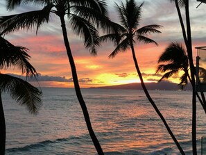 On the beach, beach towels - OCEANFRONT PROPERTY DIAMOND HEAD BEACH HOTEL unit 704 (Honolulu)