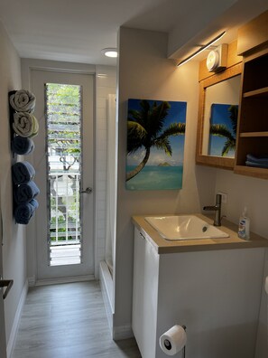 Shower, hair dryer, towels, soap - OCEANFRONT PROPERTY DIAMOND HEAD BEACH HOTEL unit 704 (Honolulu)