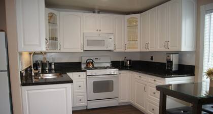 Mins. to DT, Zoo, Conv Ctr, Beaches, Balboa Park, Airport. Families welcome!