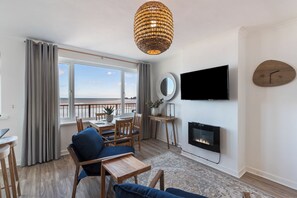 Smart TV, fireplace