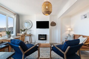 Smart TV, fireplace