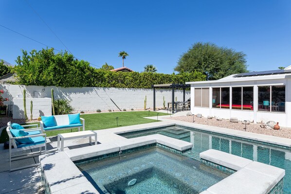 Utendørsbasseng og et oppvarmet basseng