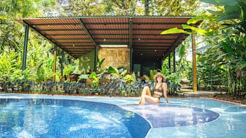 Utomhuspool och solstolar