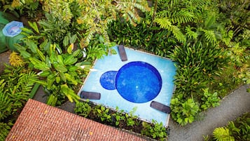 Utomhuspool och solstolar