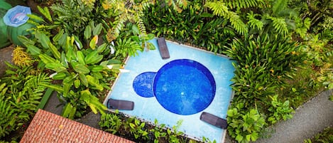 Piscine extérieure, chaises longues