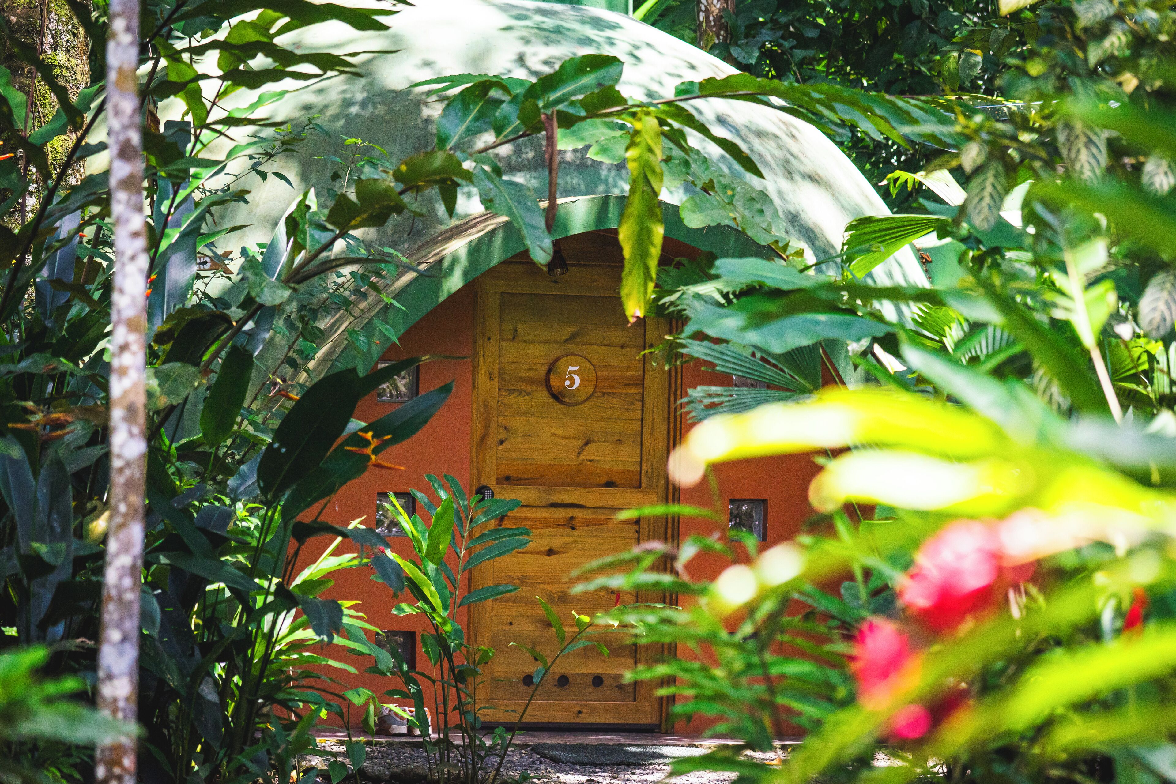 Vista frontal de la propiedad