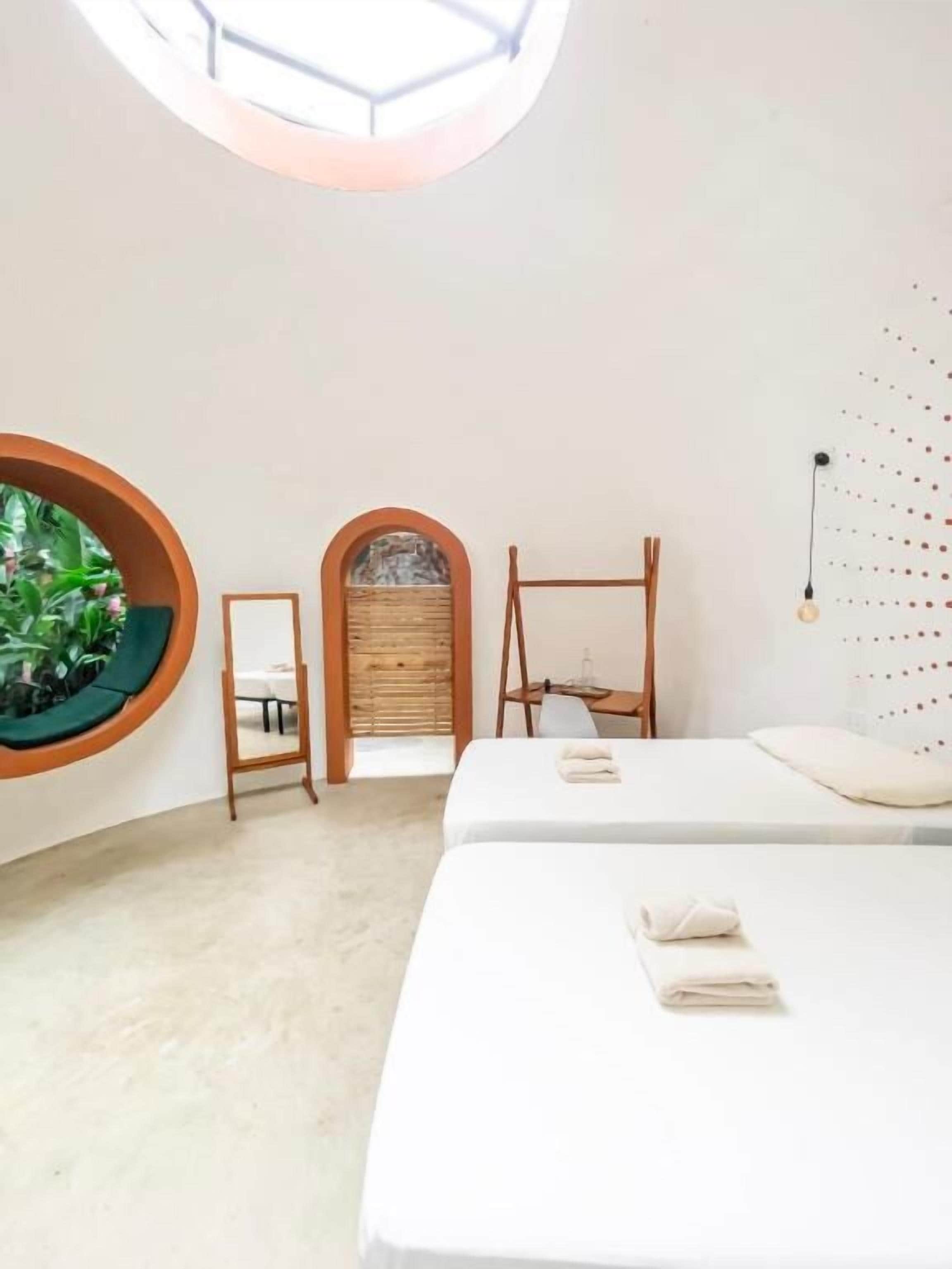 Tomannsrom – comfort | Sengetøy av topp kvalitet, senger med overmadrass og safe på rommet