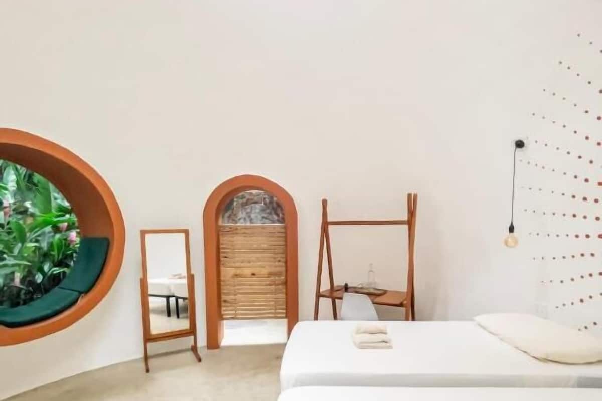 Tomannsrom – comfort | Sengetøy av topp kvalitet, senger med overmadrass og safe på rommet