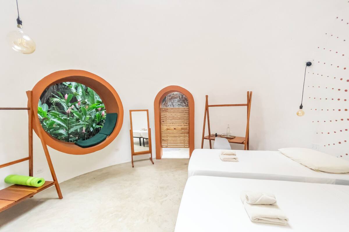 Kamar Twin Comfort | Seprai premium, bantalan ekstra lembut, brankas, dan meja kerja