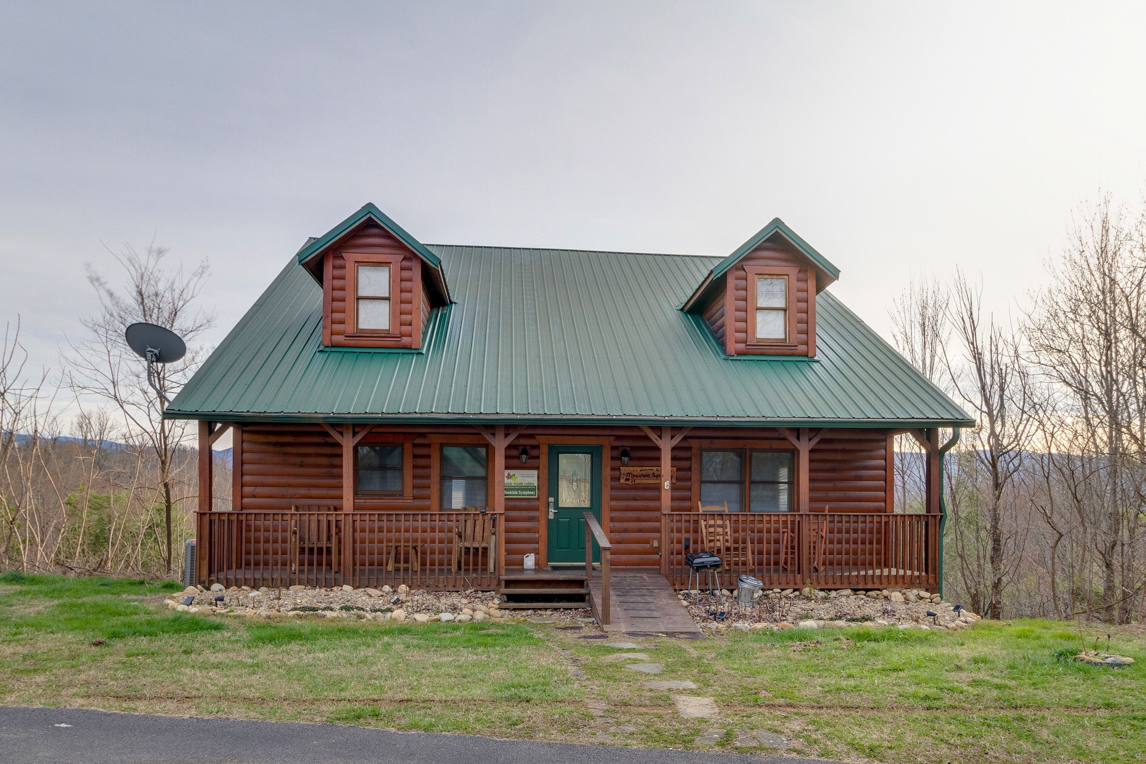 Luxury cabin in a prime location w/ a private hot tub & gorgeous mountain views