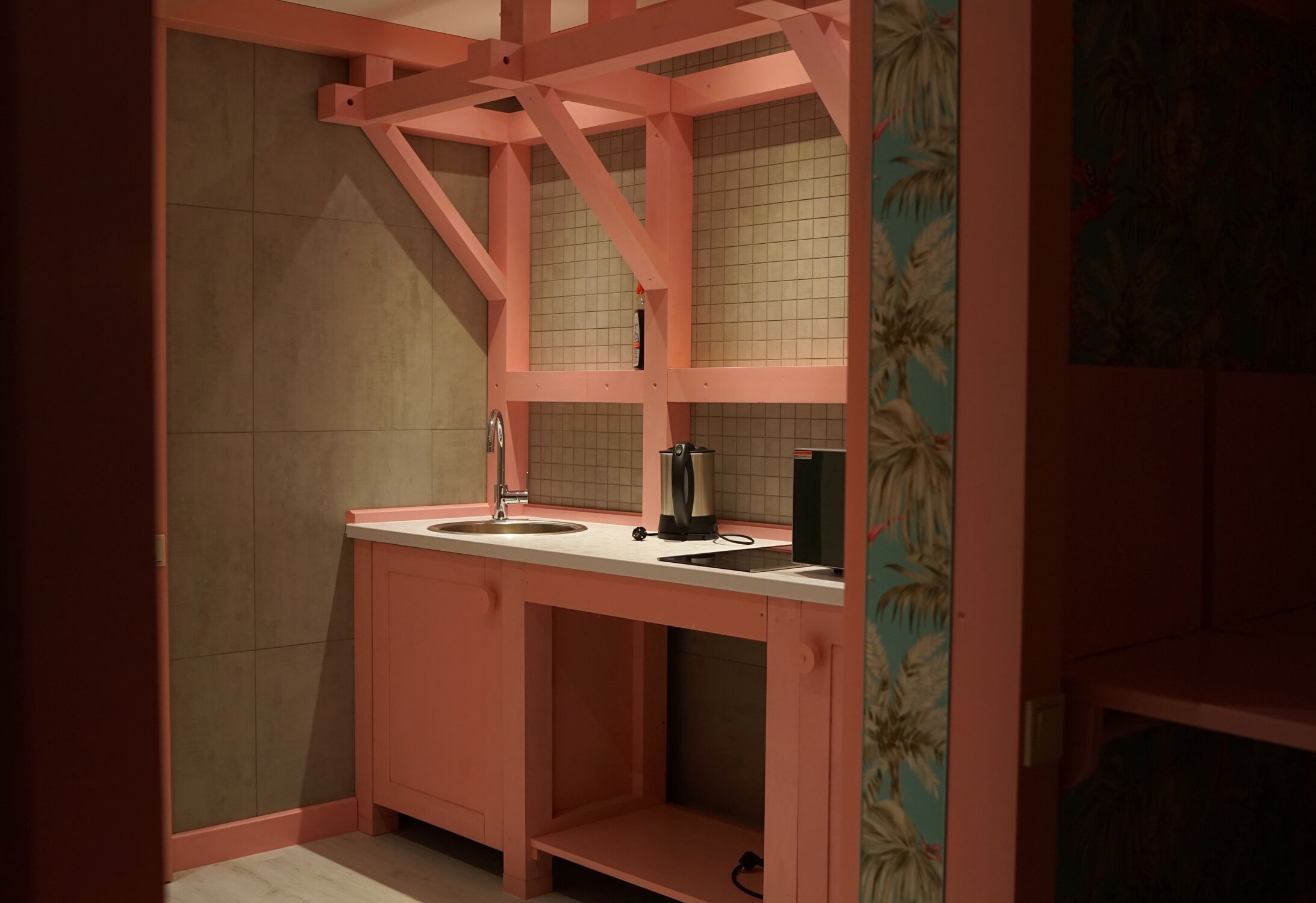 Un bany rosa amb un vàter, mirall i portaToigües.
