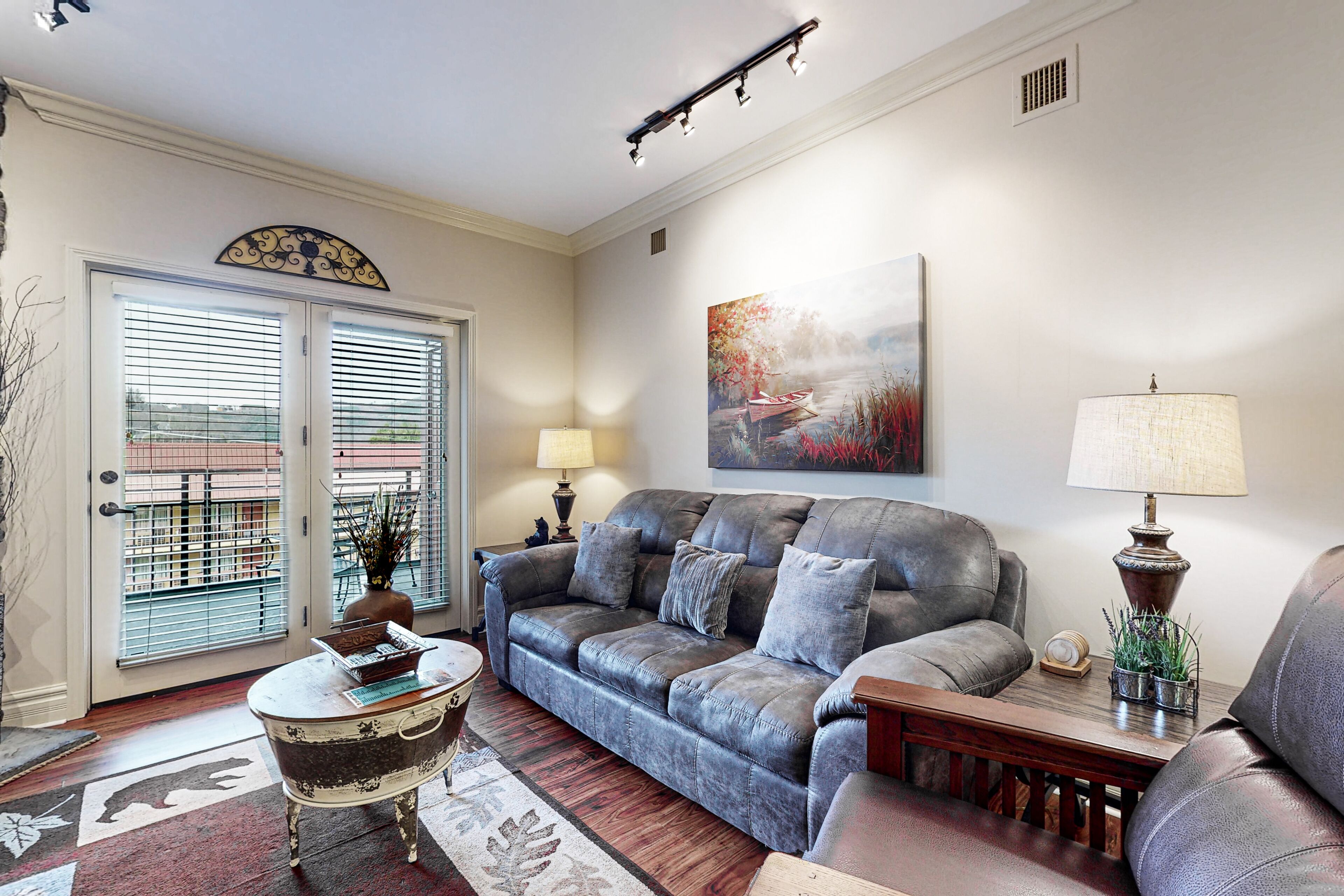 Upscale downtown condo with fireplace, jetted tub, & hot tub/pool