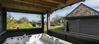 The Dairy - Luxury Cottage with Hot Tub and Views