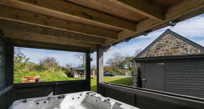 Ylellinen navetta muuntaminen, kylpytynnyri, pysäköinti ja kauniit maisemat