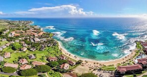 Vista aérea de una zona costera con casas, una playa y el océano.