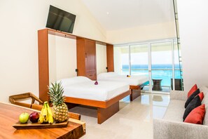 Ocean View Apartment, 2 Bedrooms | Caja de seguridad en la habitación y tabla de planchar con plancha 