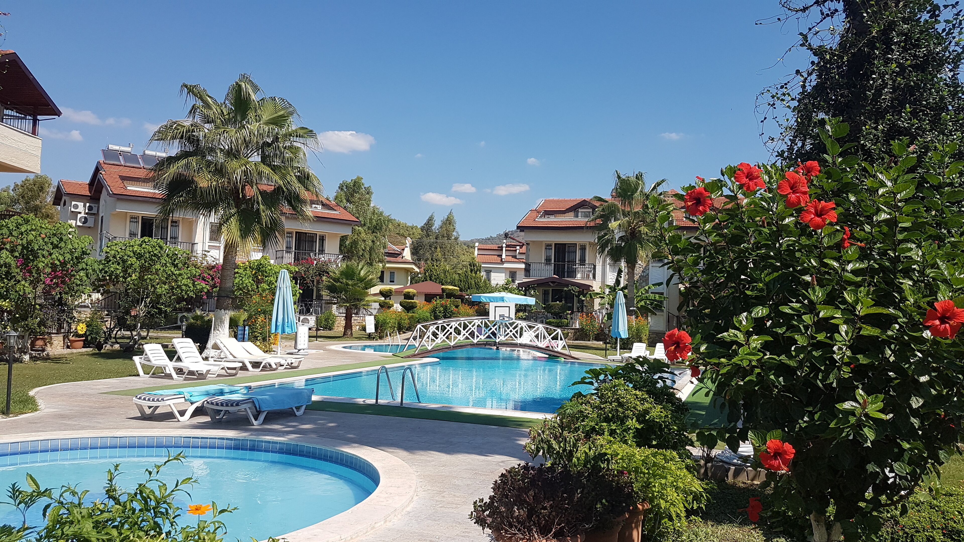 Außenpool (je nach Saison geöffnet), Sonnenschirme, Liegestühle