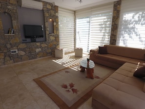 Villa, 5 habitaciones, alberca privada | Área de sala de estar | Televisión LED de 32 pulgadas con canales vía satélite y televisión