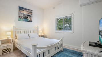 2 bedrooms, iron/ironing board, WiFi