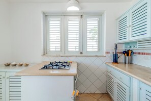 Jääkaappi, mikroaaltouuni, liesi, kahvin-/teenkeitin