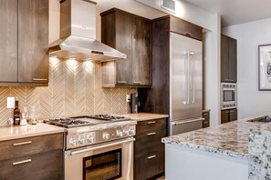 Apartment, 3 Schlafzimmer | Eigene Küche | Kühlschrank, Mikrowelle, Herdplatte, Geschirrspüler