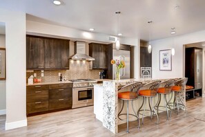 Huoneisto, 3 makuuhuonetta | Yksityinen keittiö | Jääkaappi, mikroaaltouuni, liesi, astianpesukone