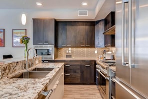 Condo, 3 habitaciones | Cocina privada | Refrigerador, microondas, parrilla de estufa y lavavajillas 