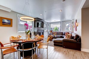 Condo, 3 habitaciones | Sala de estar | Televisión 