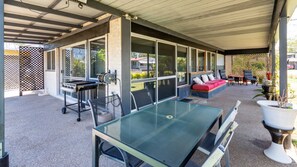 Outdoor dining - Unique Getaway 300m to Bribie Foreshore, Bongaree (BONGAREE)