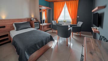 خزنة داخل الغرفة وستائر تعتيم ومكواة/لوح كي وواي فاي مجانًا