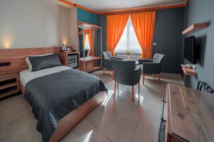 Comfort Suite | In-room safe, blackout drapes, iron/ironing board, free WiFi